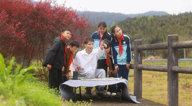 他用一支画笔，给山区孩子带来不一样的色彩