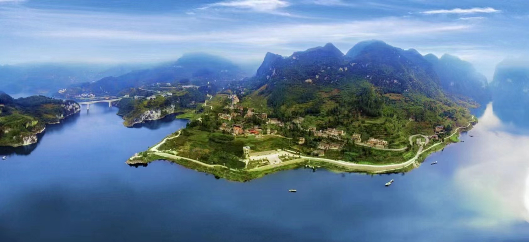 依山傍水的清江村.jpg