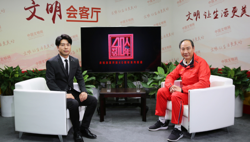 中国田径队教练员孙海平与中国文明网记者合影。中国文明网 朱丽晨 摄.JPG