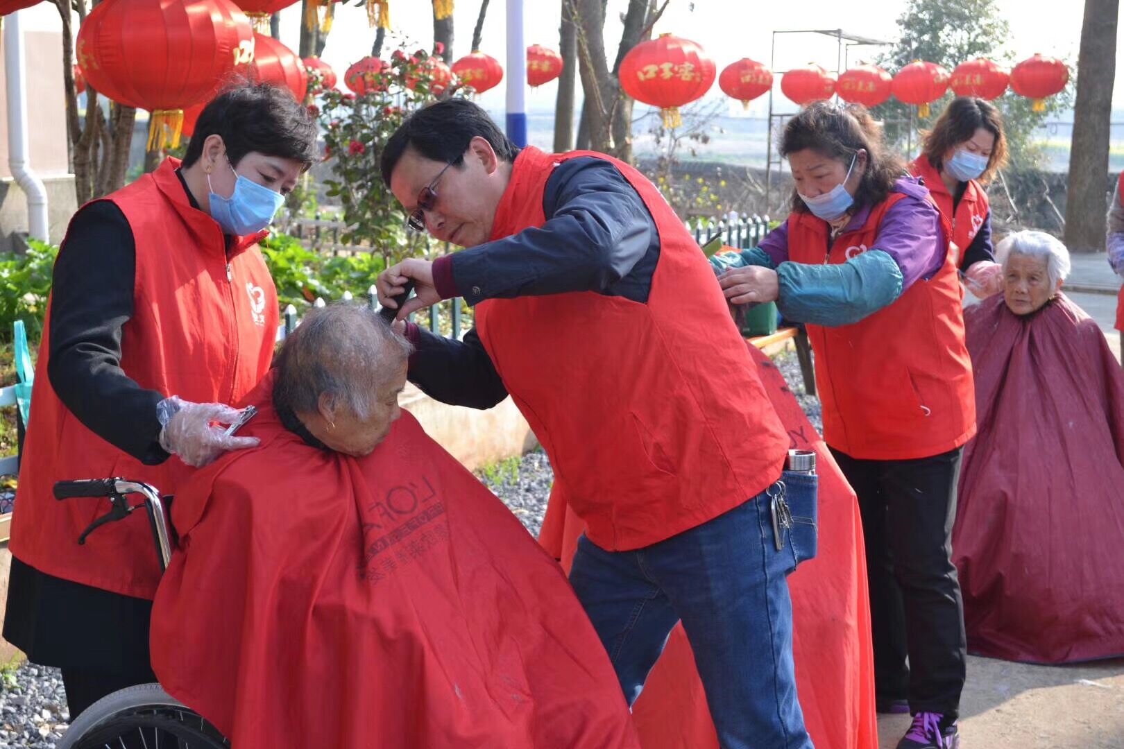 市义工协会开展“让夕阳更红”敬老志愿服务活动