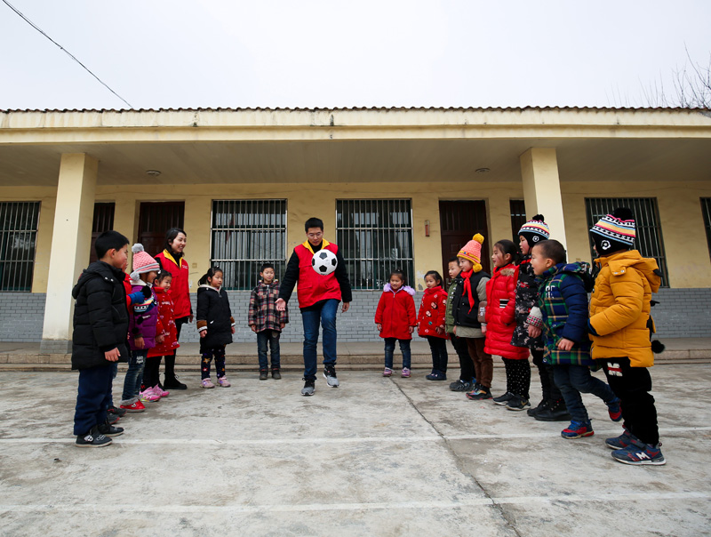 爱暖寒冬 铜陵“爱的N次方”志愿者陪伴留守儿童提前过新年