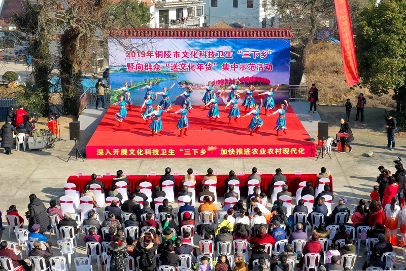 铜陵：送喜庆 送快乐 “beplay官网app年货”惠民福利进村入户