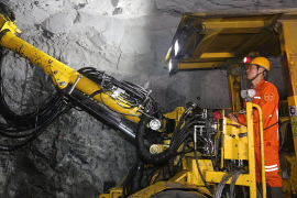 2 杨邦能在井下负960米中段操作凿岩台车.jpg